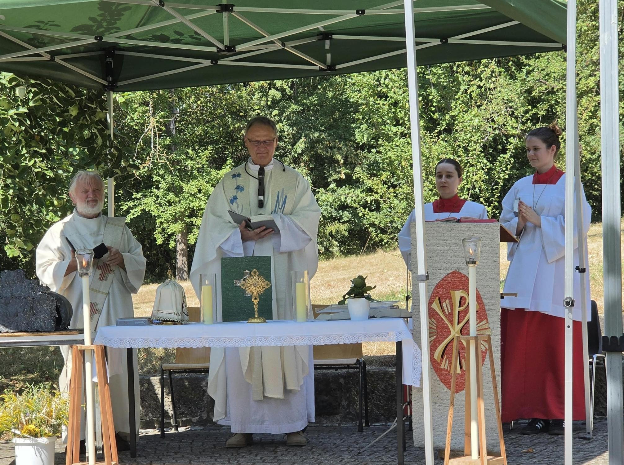 Der Gottesdienst mit Kräutersegnung fand bei bestem Wetter im Pfarrgarten statt