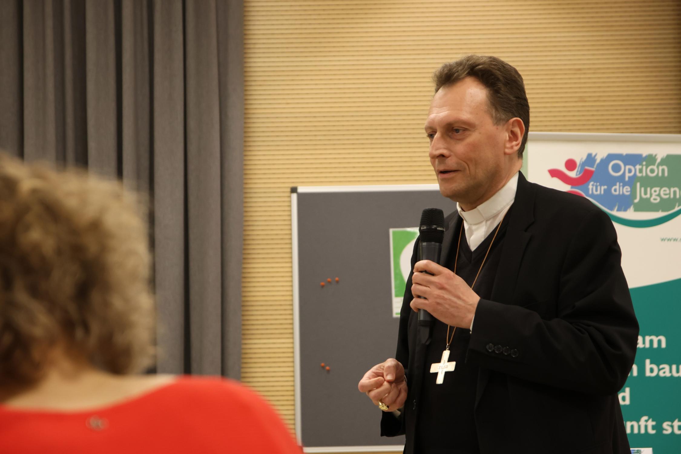 Erzbischof Herwig Gössl spricht mit den Delegierten des BDKJ-Diözesanverbands Bamberg.