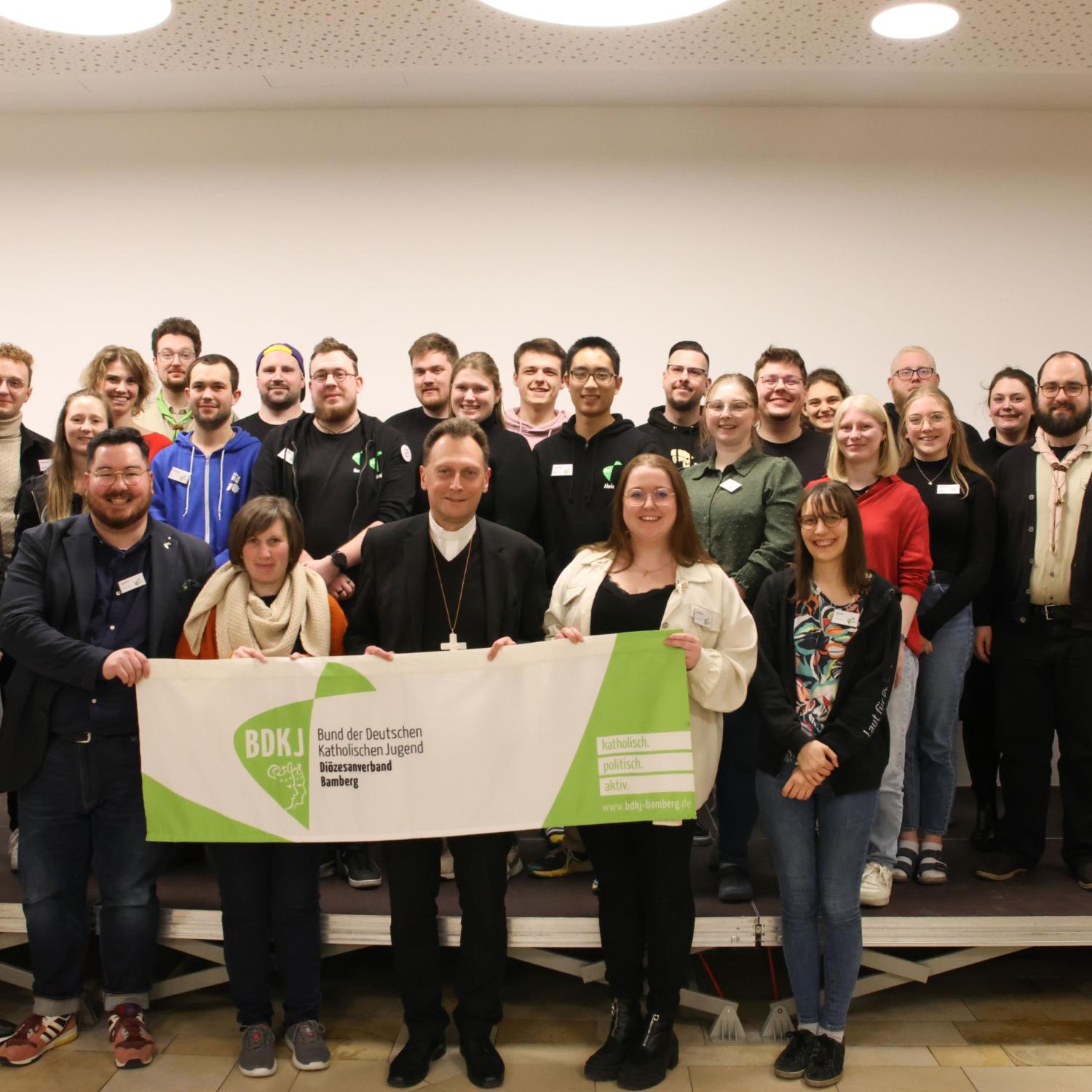 Herwig Gössl inmitten der Delegierten des BDKJ-Diözesanverbands Bamberg.
