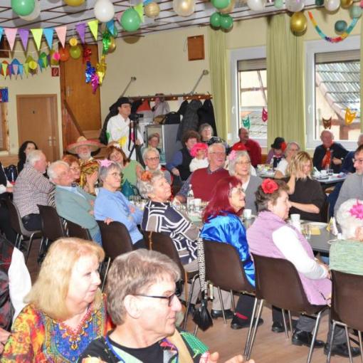 Kein Platz ist leer geblieben beim Seniorenfasching im Jugendhaus St. Heinrich.