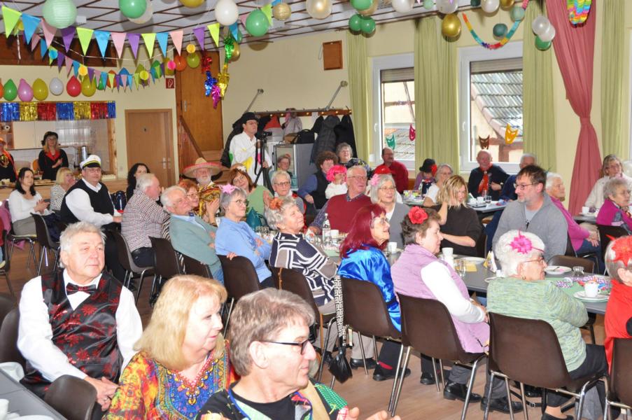 Kein Platz ist leer geblieben beim Seniorenfasching im Jugendhaus St. Heinrich.