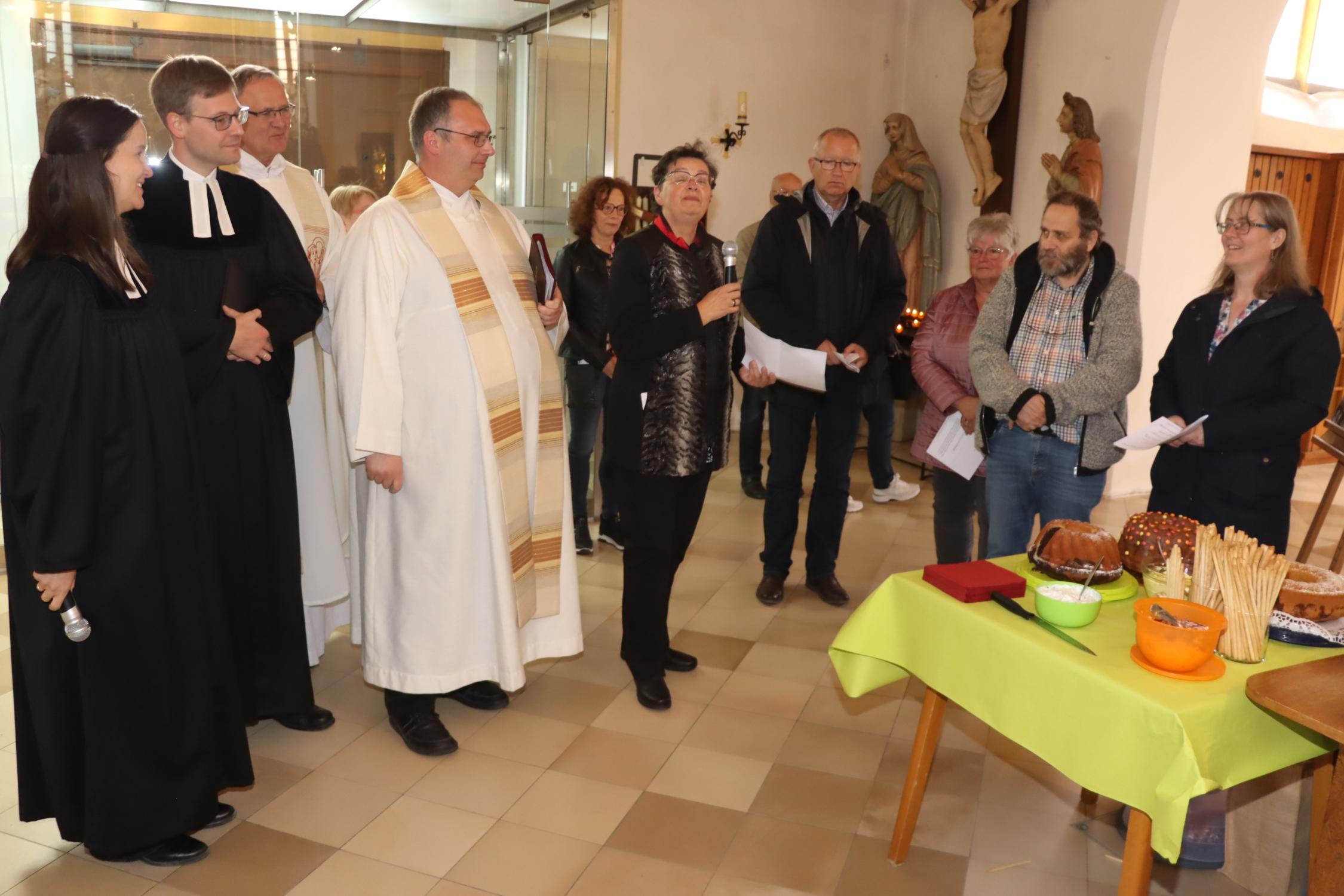Ökumenischer Gottesdienst, Tisch Weismain und Buchau mit süßen und herzhaften Leckereien